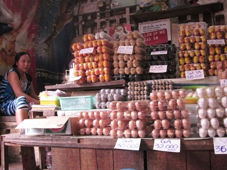 Giá[-]trứng[-]tại[-]các[-]chợ[-]chỉ[-]giảm[-]nhẹ